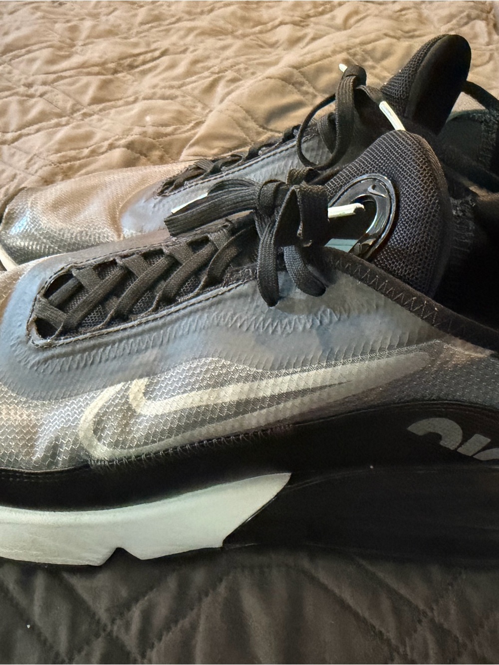 Nike Men’s Black and White Low-Top Airmax Sneakers